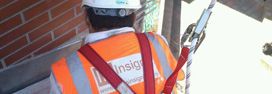 Operario de Obras Insignia trabajnado en un tejado