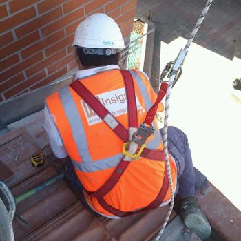 Operario de Obras Insignia trabajnado en un tejado