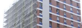 Fachada de un edificio de viviendas con andamio