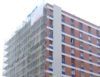 Fachada de una vivienda con andamios